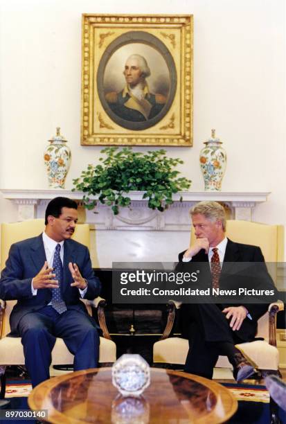 Dominican President Leonel Fernandez and US President Bill Clinton talk together in the White House's Oval Office, Washington DC, June 10, 1998.