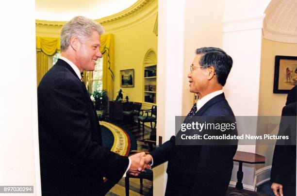 President Bill Clinton and Peruvian President Alberto Fujimori shake hands in the White House's Oval Office, Washington DC, May 21, 1996.