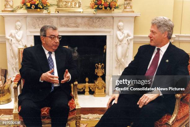 Russian Foreign Minister Yevgeniy Primakov and US President Bill Clinton talk together in the White House, Washington DC, March 17, 1997.