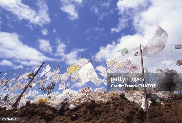 Sacs plastiques dissemines dans une decharge a Saint-Denis, sur l'ile de la Reunion, France.