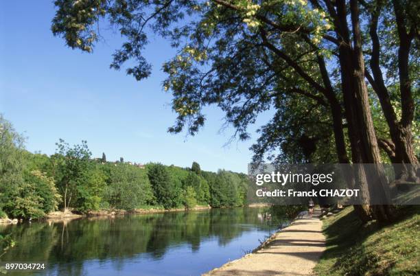 Rive de la Marne a Champigny-sur-Marne, en Seine-et-Marne, France.
