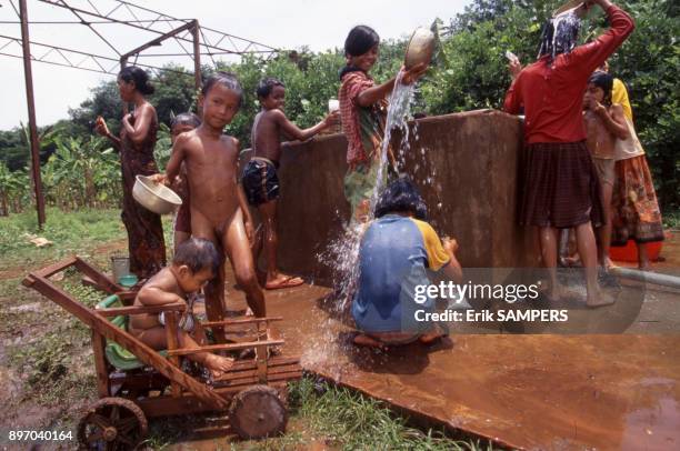 Salle de bain en plein air au Cambodge.