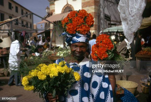 Vendeuse de fleurs sur le marche a Dakar, Senegal.