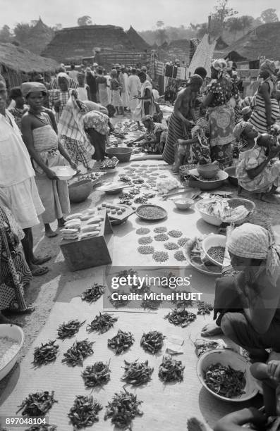 Vente de fruits et legumes sur le marche en Cote d'Ivoire, circa 1950.