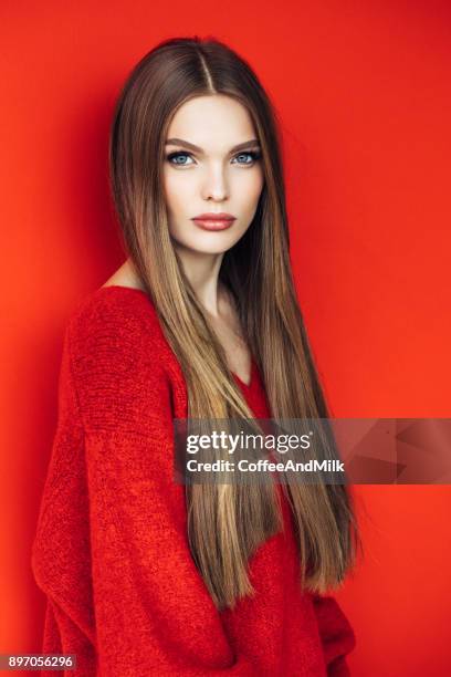 modelo hermosa joven con el pelo largo y recto - straight hair fotografías e imágenes de stock