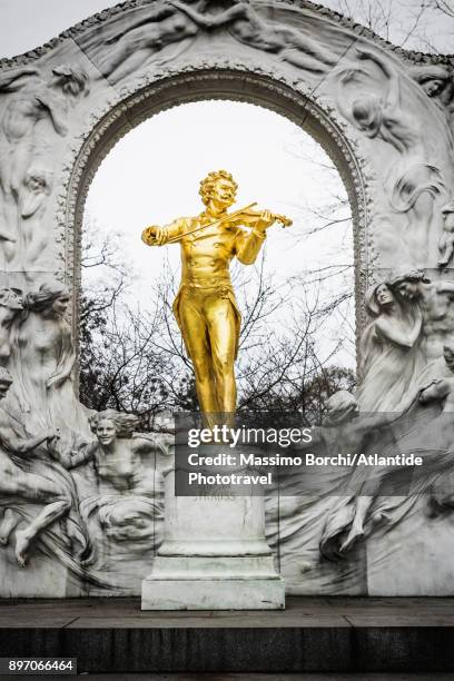 stadtpark (park), the johann strauss ii monument - österreich sehenswürdigkeit stock-fotos und bilder