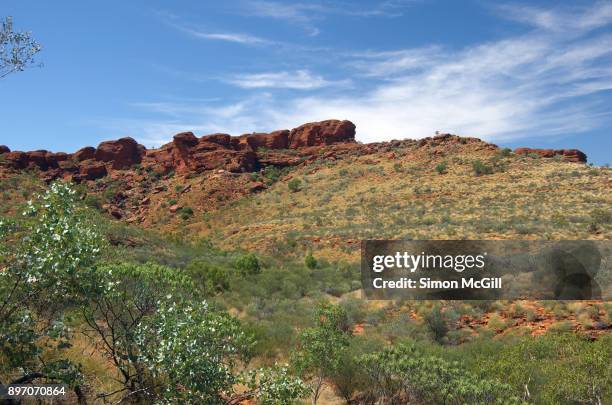 kings canyon rim walk, watarrka national park, northern territory, australia - kings canyon fotografías e imágenes de stock