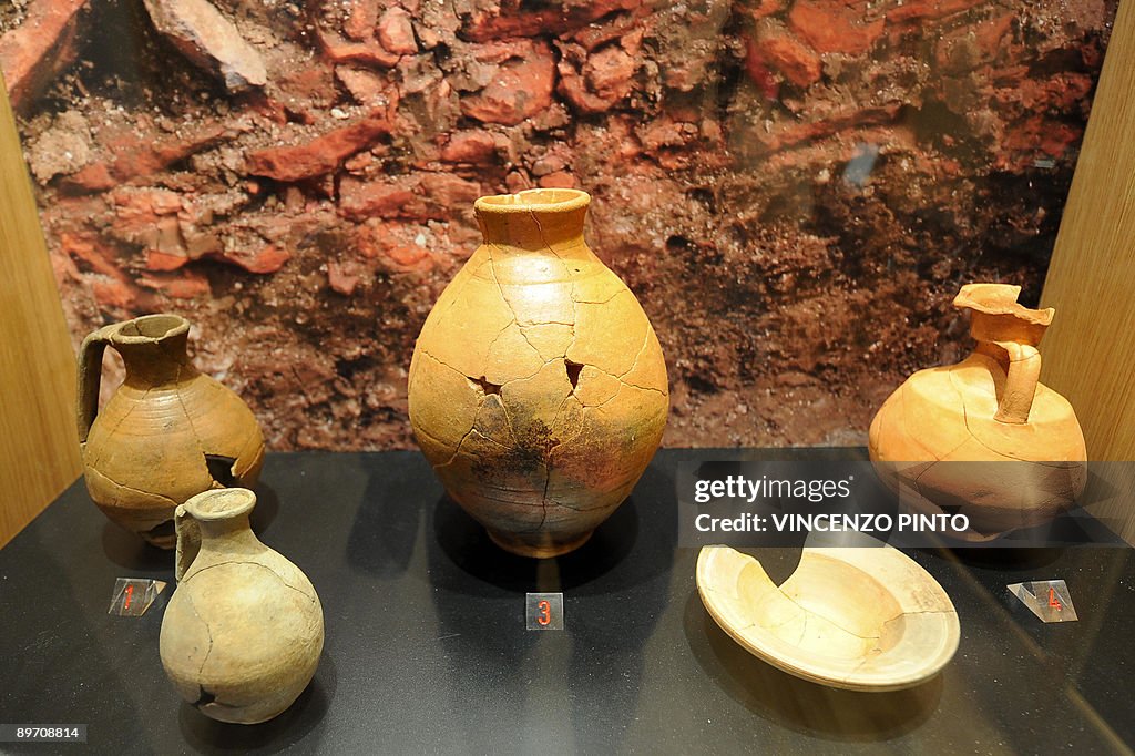 Amphoraes and dishes found in the house
