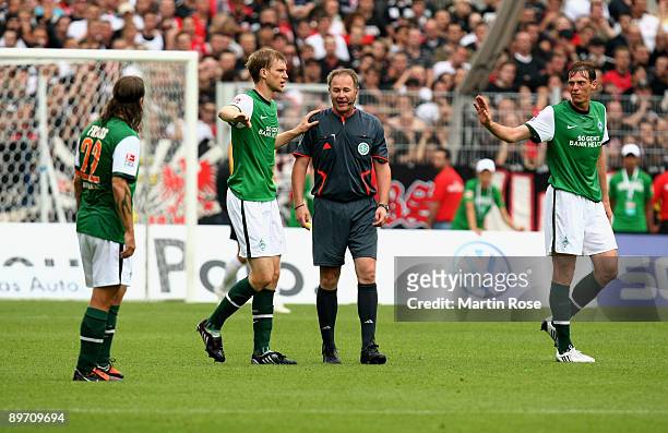 Torsten Frings, Per Mertesacker and Tim Borowski of Bremen argue with referee Helmut Fleischer during the Bundesliga match between Werder Bremen and...