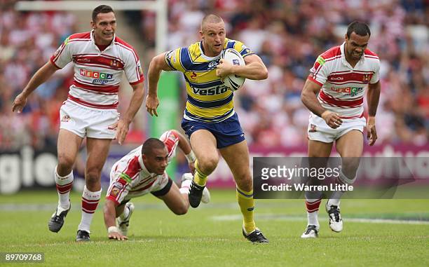 Chris Hicks of Warrington Wolves scores a try during the semi-final match of the Carnegie Challenge Cup between Wigan Warriors and Warrington Wolves...