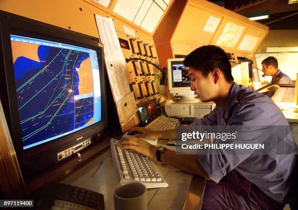 Un marin du CROSS identifie sur son écran radar, le 25 Août 1999 au cap Griz-nez à Audinghen, un navire navigant dans le détroit du Pas-de-Calais. La...