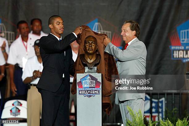 Former Kansas City Chiefs general manager Carl Peterson and Derrion Thomas unveil the bust of the late Derrick Thomas at his induction into the Pro...