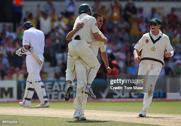 Mitchell Johnson of Australia celebrates with his team mates after taking the match winning wicket of Graham Onions of England to square the series...