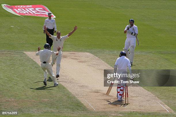 Mitchell Johnson of Australia celebrates with his team mates after taking the match winning wicket of Graham Onions of England to square the series...