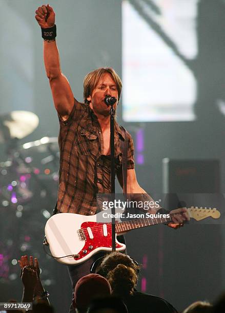 Keith Urban performs at the Sprint Center on August 8, 2009 in Kansas City, Missouri.