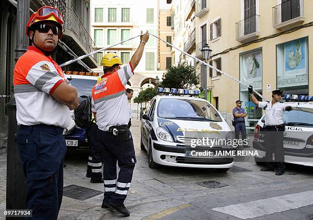 Policemen set up a security perimeter around Major square in Palma de Mallorca on August 9, 2009 after a bomb exploded in a restaurant here. Earlier...