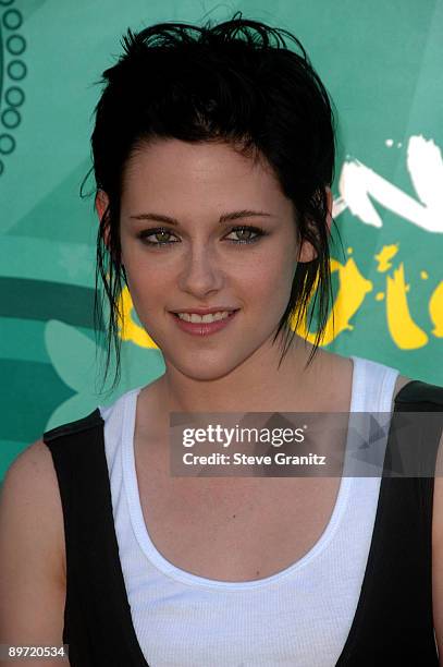 Actress Kristen Stewart arrives at the Teen Choice Awards 2009 held at the Gibson Amphitheatre on August 9, 2009 in Universal City, California.