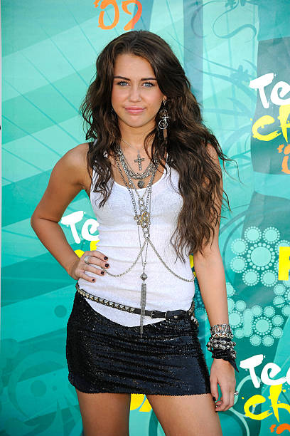 Singer Miley Cyrus arrives at the 2009 Teen Choice Awards held at Gibson Amphitheatre on August 9, 2009 in Universal City, California.