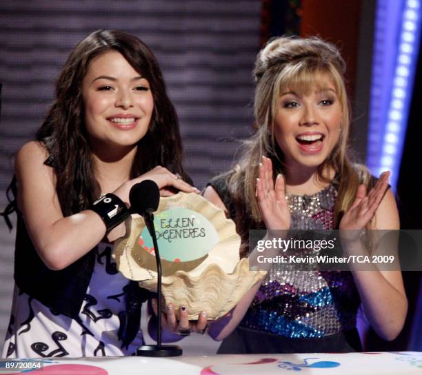 Actresses Miranda Cosgrove and Jennette McCurdy present the Choice Twit award onstage during the 2009 Teen Choice Awards held at Gibson Amphitheatre...