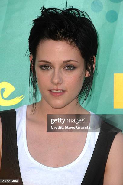 Actress Kristen Stewart arrives at the Teen Choice Awards 2009 held at the Gibson Amphitheatre on August 9, 2009 in Universal City, California.