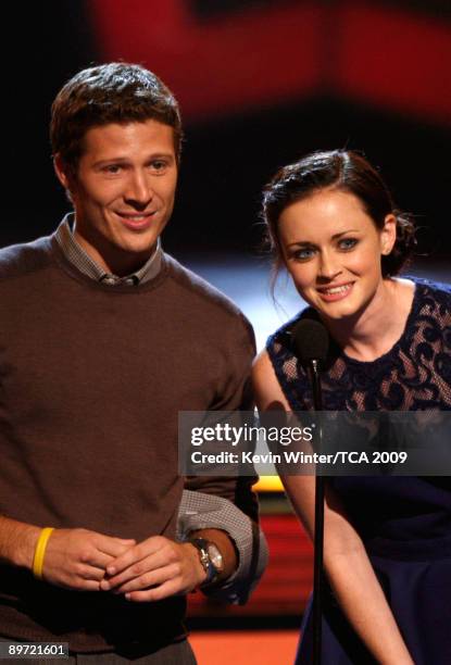 Actors Zach Gilford and Alexis Bledel present the Choice Summer TV Star: Female award onstage during the 2009 Teen Choice Awards held at Gibson...