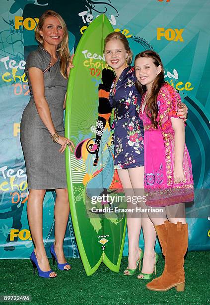 Actress Cameron Diaz, Sofia Vassilieva and Abigail Breslin pose with Choice Summer Movie award for "My Sister's Keeper" in press room during the 2009...