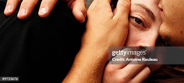 couple - consolando fotografías e imágenes de stock