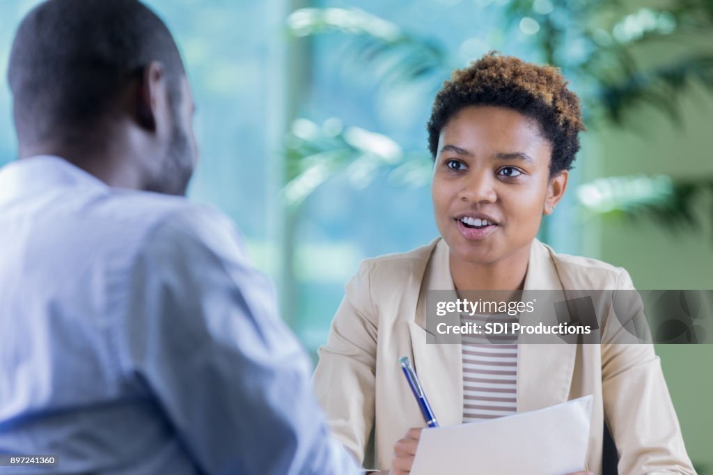 Junge Geschäftsfrau Interviews Bewerber