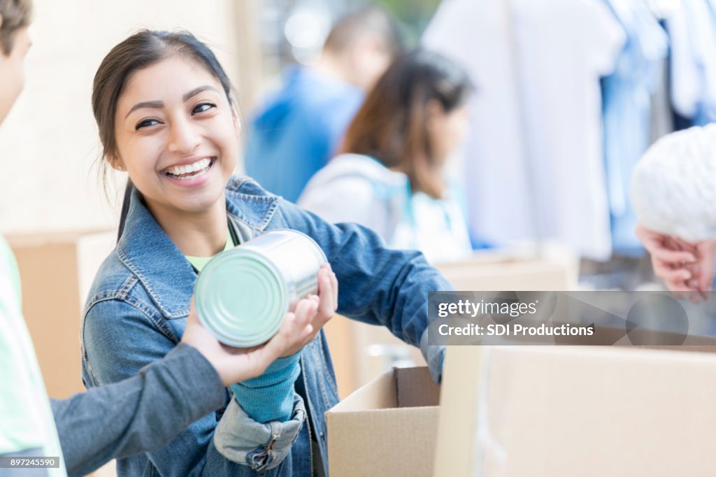 Mujer feliz acepta donaciones de alimentos durante la comida