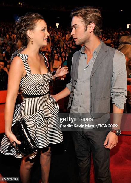 Actress Leighton Meester and actor Chace Crawford pose during the Teen Choice Awards 2009 held at the Gibson Amphitheatre on August 9, 2009 in...