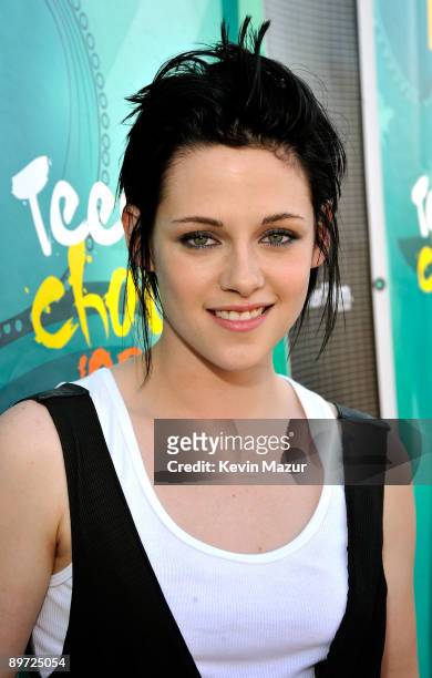 Actress Kristen Stewart arrives at the Teen Choice Awards 2009 held at the Gibson Amphitheatre on August 9, 2009 in Universal City, California.