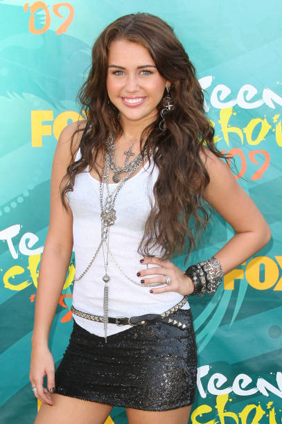 Singer/actress Miley Cyrus arrives at the 2009 Teen Choice Awards held at Gibson Amphitheatre on August 9, 2009 in Universal City, California.