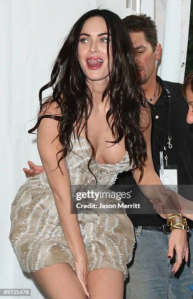 Actress Megan Fox poses with the Choice Hottie Award in the press room during the 2009 Teen Choice Awards held at Gibson Amphitheatre on August 9,...