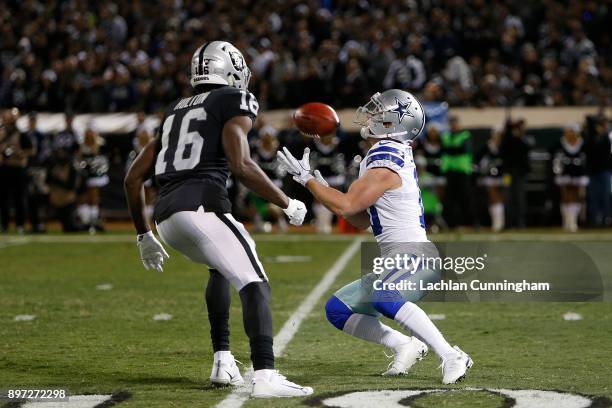Ryan Switzer of the Dallas Cowboys makes a fair-catch against the Oakland Raiders at Oakland-Alameda County Coliseum on December 17, 2017 in Oakland,...