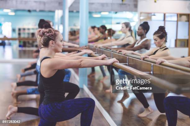 mulheres a fazer exercícios de barre juntos no ginásio moderno - depilação de pernas com cera - fotografias e filmes do acervo