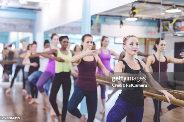 mulheres a fazer exercícios de barre juntos no ginásio moderno - depilação de pernas com cera - fotografias e filmes do acervo