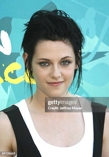 Actress Kristen Stewart arrives at the 2009 Teen Choice Awards at the Gibson Amphitheatre on August 9, 2009 in Universal City, California.