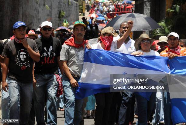 Group of people march during a demonstration demanding the restitution of ousted President Manuel Zelaya on August 10, 2009 in Tegucigalpa. US...