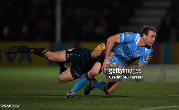 Irish fullback Greig Tonks releases the ball despite the attentions of Chris Pennell during the Aviva Premiership match between Worcester Warriors...