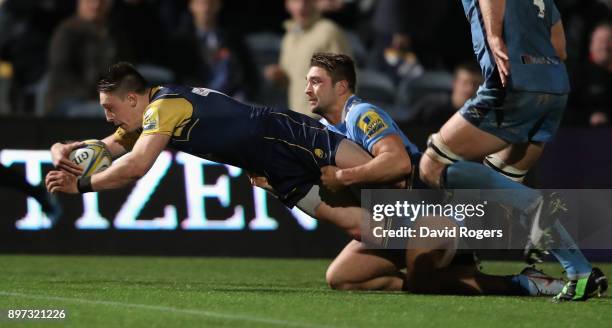 Josh Adams of Worcester Warriors dives to score his second try during the Aviva Premiership match between Worcester Warriors and London Irish at...