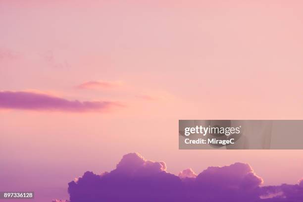 cloud typologies: purple color cloud - purple cloud sky stock pictures, royalty-free photos & images