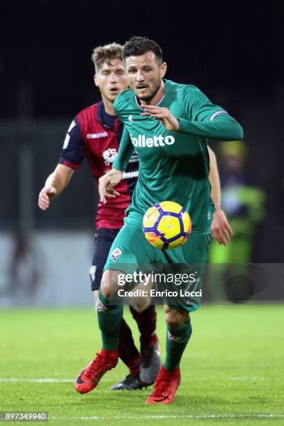 Cyril Thereau of FIorentina in action during the serie A match between Cagliari Calcio and ACF Fiorentina at Stadio Sant'Elia on December 22, 2017 in...