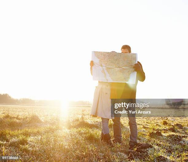 porträtbild des jungen paares lesen karte - handschuh karte stock-fotos und bilder