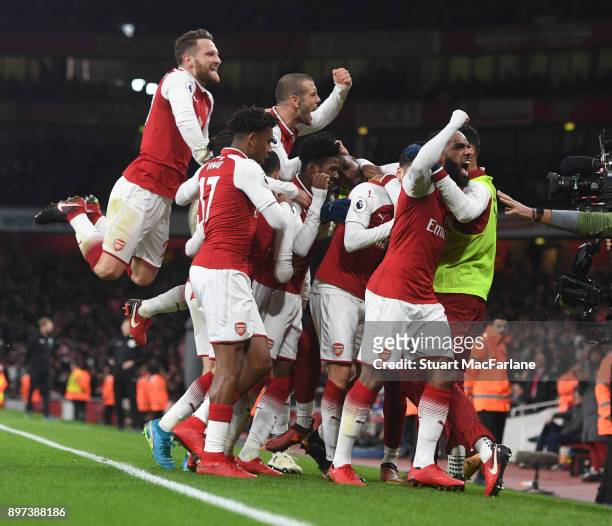 Mesut Ozil celebrates scoring the 3rd Arsenal goal with Alex Lacazette Shkodran Mustafi Hector Bellerin Jack Wilshere and Alex Iwobi during the...
