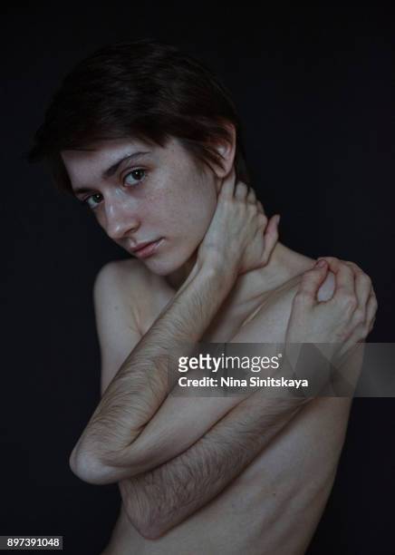natural portrait of slim woman with body hair - behaart stock-fotos und bilder