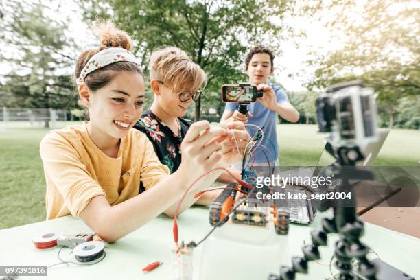 tieners bezig met robotica project - blogger with laptop stockfoto's en -beelden