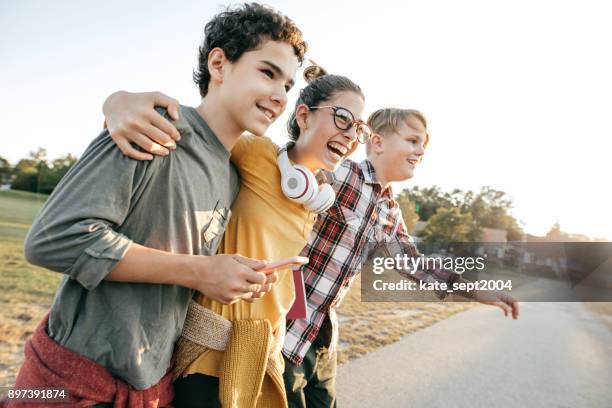 freunde, die spaß nach der schule - teen boy stock-fotos und bilder