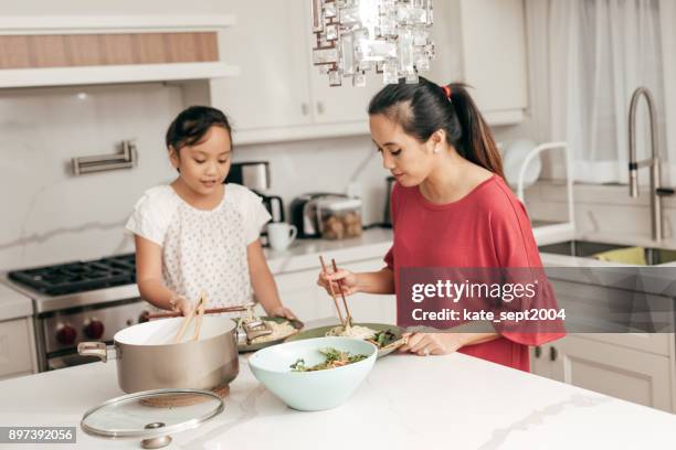 madre e figlia a casa - filipino family dinner foto e immagini stock