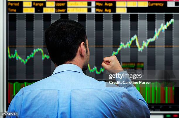trader watching stocks go up - oberteil stock-fotos und bilder