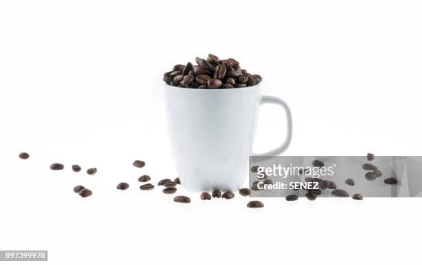 coffee beans in cup - grano cafe fotografías e imágenes de stock